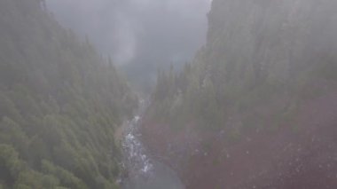 Dağlarda akan bir nehrin havadan görünümü. Garibaldi, Whistler ve Squamish, Bc, Kanada yakın çekilmiş.
