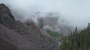 Hava manzaralı yakınındaki dağlarla çevrili nehir creek buzul Gölü. Garibaldi yakınındaki Squamish ve Whistler, Kuzey Vancouver, British Columbia, Kanada çekilmiş resim.