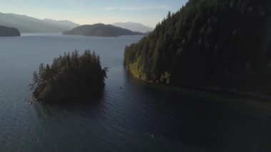 Bir canlı ve renkli yaz gün batımı sırasında hava görünümünü Harrison Gölü. East of Vancouver, British Columbia, Kanada çekilen video.