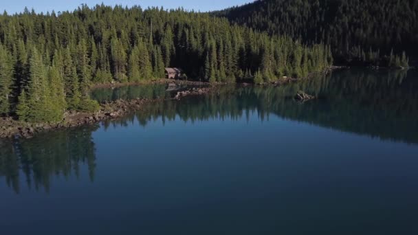 Drone Flygfoto Över Vacker Sjö Kanadensiska Landskap Regnig Och Grumlig — Stockvideo