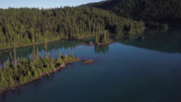 Drone Bartoňů Krásného Jezera Kanadské Krajiny Během Deštivého Zakalená Podzimní — Stock video