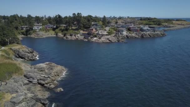 Aerial View Luxury Homes Top Rocky Shore Beautiful Pacific Ocean — Stock Video