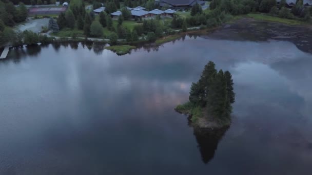 Vista Aérea Dron Del Hermoso Paisaje Canadiense Durante Una Vibrante — Vídeos de Stock