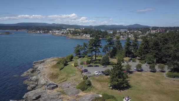 Vue aérienne des maisons de luxe au sommet de la côte rocheuse avec une belle scène de l'océan Pacifique. Prise dans la capitale Victoria, île de Vancouver, Colombie-Britannique, Canada, au lever du soleil .