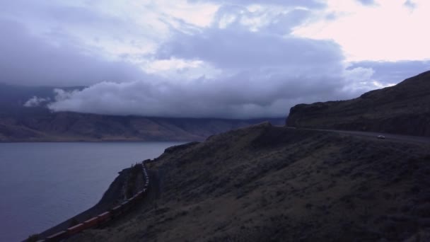 Letecké Dron Panoramatické Krajiny Pohled Křivolaké Silnici Poblíž Jezera Během — Stock video