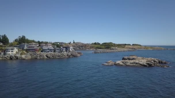 Flygfoto Lyxiga Bostäderna Ovanpå Rocky Shore Med Vacker Stilla Havet — Stockvideo