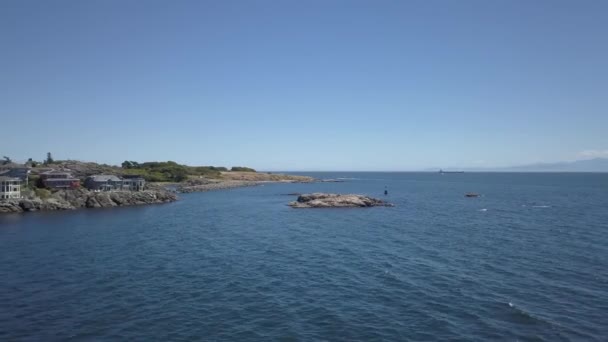 Flygfoto Lyxiga Bostäderna Ovanpå Rocky Shore Med Vacker Stilla Havet — Stockvideo