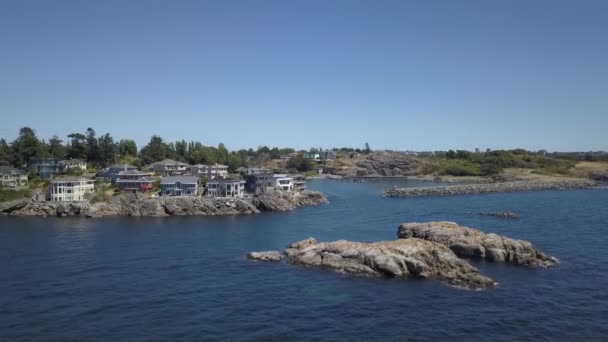Vue aérienne des maisons de luxe au sommet de la côte rocheuse avec une belle scène de l'océan Pacifique. Prise dans la capitale Victoria, île de Vancouver, Colombie-Britannique, Canada, au lever du soleil .