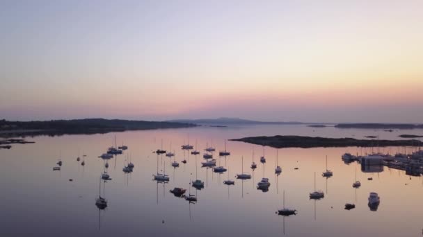 Flygfoto Båtarna Parkerade Marina Färgglada Soluppgången Video Som Tagits Kapital — Stockvideo