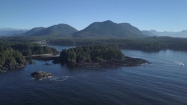 Pasifik Okyanusu güzel kıyısında yaz gün doğumu sırasında hava görünümünü. Estevan, Vancouver Adası, British Columbia, Kanada çekilen video.