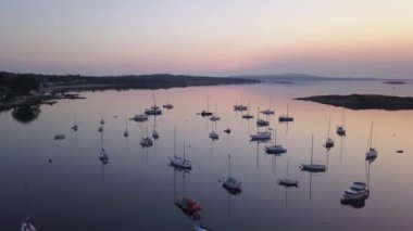 Gemilerde havadan görünümü Marinada renkli sabah gün doğumu sırasında Park. Sermaye Şehir Victoria içinde Vancouver Adası, British Columbia, Kanada çekilen video.