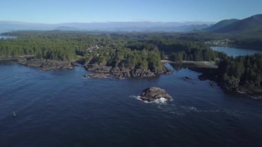 Pasifik Okyanusu güzel kıyısında yaz gün doğumu sırasında hava görünümünü. Estevan, Vancouver Adası, British Columbia, Kanada çekilen video.