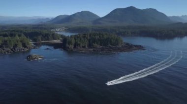 Pasifik Okyanusu güzel kıyısında yaz gün doğumu sırasında hava görünümünü. Estevan, Vancouver Adası, British Columbia, Kanada çekilen video.
