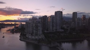 Güzel turistik şehir manzarası renkli ve canlı yaz gün batımı sırasında hava görünümünü. False Creek şehir merkezinde alınan Vancouver, British Columbia, Kanada.