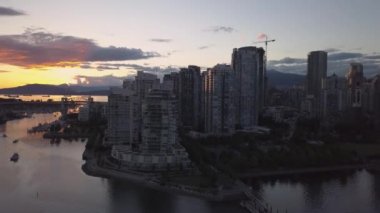 Güzel turistik şehir manzarası renkli ve canlı yaz gün batımı sırasında hava görünümünü. False Creek şehir merkezinde alınan Vancouver, British Columbia, Kanada.