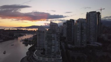 Güzel turistik şehir manzarası renkli ve canlı yaz gün batımı sırasında hava görünümünü. False Creek şehir merkezinde alınan Vancouver, British Columbia, Kanada.