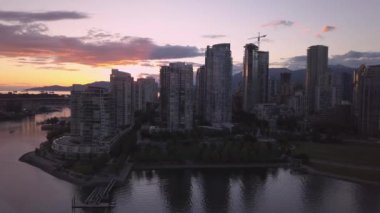 Güzel turistik şehir manzarası renkli ve canlı yaz gün batımı sırasında hava görünümünü. False Creek şehir merkezinde alınan Vancouver, British Columbia, Kanada.