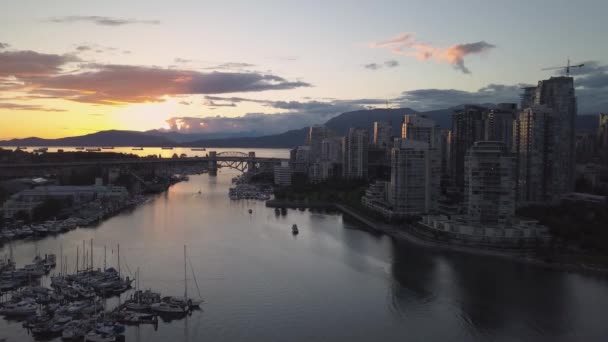 Luftaufnahme Der Schönen Touristischen Stadtsilhouette Während Eines Farbenfrohen Und Lebendigen — Stockvideo