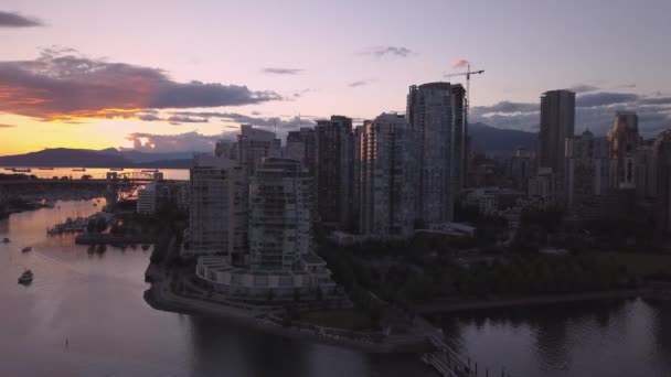 鸟瞰美丽的旅游城市天际线在一个丰富多彩的 充满活力的夏季日落 在位于加拿大不列颠哥伦比亚省温哥华市区的假溪边拍摄 — 图库视频影像