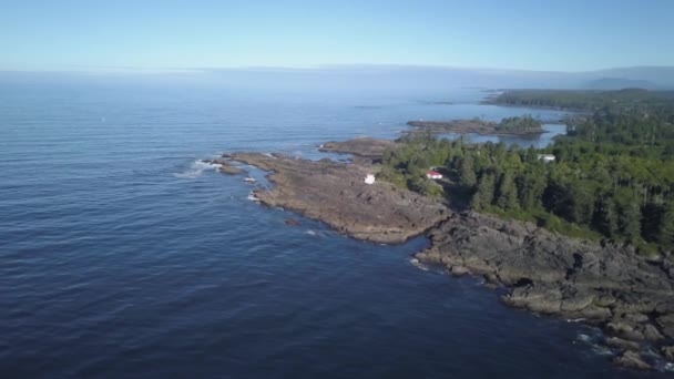在晴朗的蓝天夏日 太平洋上美丽海岸的鸟瞰图 在加拿大不列颠哥伦比亚省温哥华岛托菲诺和乌克雷特附近拍摄的视频 — 图库视频影像