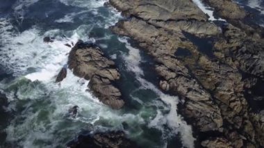 Pasifik Okyanusu güzel kıyısında güneşli mavi gökyüzü yaz günü sırasında hava görünümünü. Estevan ve Ucluelet Vancouver Adası, British Columbia, Kanada yakın çekilen video.