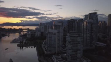 Gün batımı sırasında ticari ve konut binaların havadan görünümü. Vancouver, British Columbia, Kanada alınan.