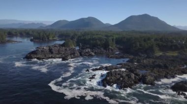 Pasifik Okyanusu güzel kıyısında güneşli mavi gökyüzü yaz günü sırasında hava görünümünü. Estevan ve Ucluelet Vancouver Adası, British Columbia, Kanada yakın çekilen video.