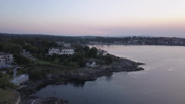 美しい太平洋シーンと磯の上に高級住宅の空撮 ビクトリア バンクーバー島 ブリティッシュ コロンビア州 カナダの資本市の日の出の間撮影 — ストック動画