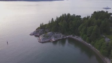 Havadan görünümü renkli bir gün batımı sırasında kayalık güzel kıyısında. Video alınan Whytecliff Park, Horseshoe Bay, Batı Vancouver, British Columbia, Kanada.