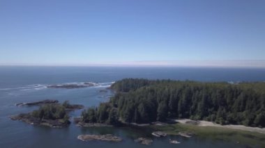 Havadan görünümü renkli bir gün batımı sırasında kayalık güzel kıyısında. Video alınan Whytecliff Park, Horseshoe Bay, Batı Vancouver, British Columbia, Kanada.
