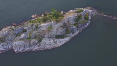 Havadan görünümü renkli bir gün batımı sırasında kayalık güzel kıyısında. Video alınan Whytecliff Park, Horseshoe Bay, Batı Vancouver, British Columbia, Kanada.