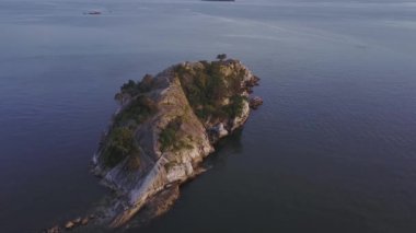 Havadan görünümü renkli bir gün batımı sırasında kayalık güzel kıyısında. Video alınan Whytecliff Park, Horseshoe Bay, Batı Vancouver, British Columbia, Kanada.
