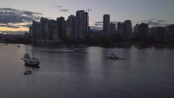 Vista Aérea Los Edificios Comerciales Residenciales Durante Puesta Del Sol — Vídeos de Stock