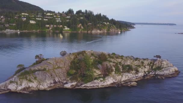 在美丽的岩石岸边的鸟瞰在五颜六色的日落 视频拍摄在 Whytecliff 马蹄湾 西温哥华 不列颠哥伦比亚省 加拿大 — 图库视频影像