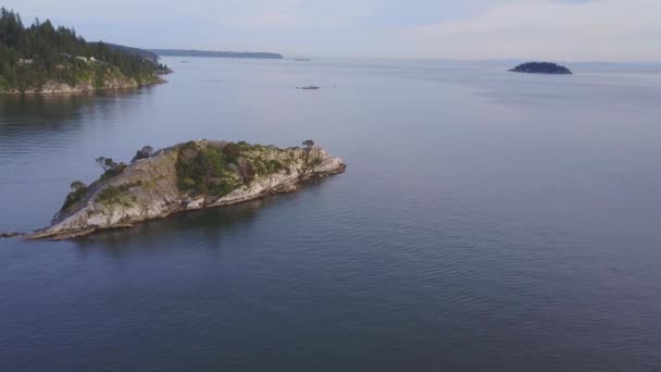 Flygfoto Vackra Steniga Stranden Färgsprakande Solnedgång Video Som Tagits Whytecliff — Stockvideo