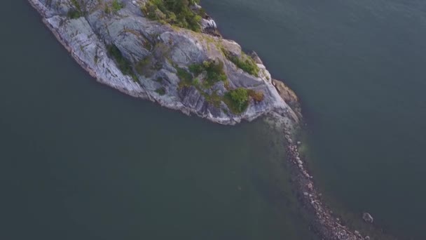 Αεροφωτογραφία Πάνω Στις Όμορφες Βραχώδεις Ακτές Κατά Διάρκεια Ένα Πολύχρωμο — Αρχείο Βίντεο