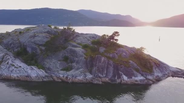 Flygfoto Vackra Steniga Stranden Färgsprakande Solnedgång Video Som Tagits Whytecliff — Stockvideo