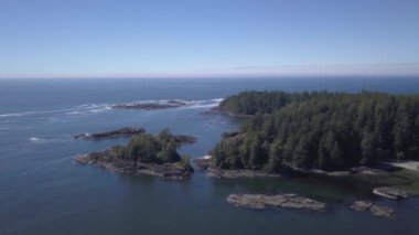 Havadan görünümü renkli bir gün batımı sırasında kayalık güzel kıyısında. Video alınan Whytecliff Park, Horseshoe Bay, Batı Vancouver, British Columbia, Kanada.