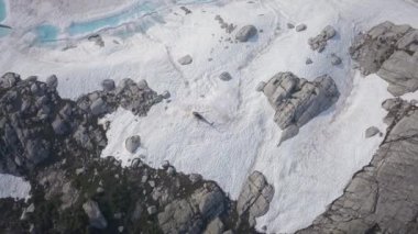 Bir helikopter ile Dağları üstüne dondurulmuş buzul Gölü havadan görünümü kar üzerinde indi. Kuzey Vancouver, British Columbia, Kanada çekilen video.