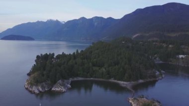 Havadan görünümü renkli bir gün batımı sırasında kayalık güzel kıyısında. Video alınan Whytecliff Park, Horseshoe Bay, Batı Vancouver, British Columbia, Kanada.