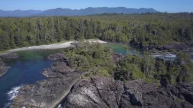 Pasifik Okyanusu güzel kıyısında güneşli mavi gökyüzü yaz günü sırasında hava görünümünü. Estevan ve Ucluelet Vancouver Adası, British Columbia, Kanada yakın çekilen video.