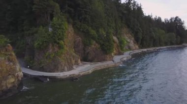 Havadan görünümü renkli bir gün batımı sırasında kayalık güzel kıyısında. Video alınan Whytecliff Park, Horseshoe Bay, Batı Vancouver, British Columbia, Kanada.