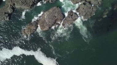 Pasifik Okyanusu güzel kıyısında güneşli mavi gökyüzü yaz günü sırasında hava görünümünü. Estevan ve Ucluelet Vancouver Adası, British Columbia, Kanada yakın çekilen video.