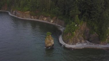 Ünlü Siwash Rock Stanley Park, Vancouver, British Columbia, Kanada hava görünümünü. Bir renkli ve canlı bulutlu gün batımı sırasında alınan.