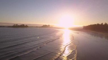 Pasifik Okyanusu güzel kıyısında yaz gün doğumu sırasında hava görünümünü. Estevan ve Ucluelet Vancouver Adası, British Columbia, Kanada yakın çekilen video.