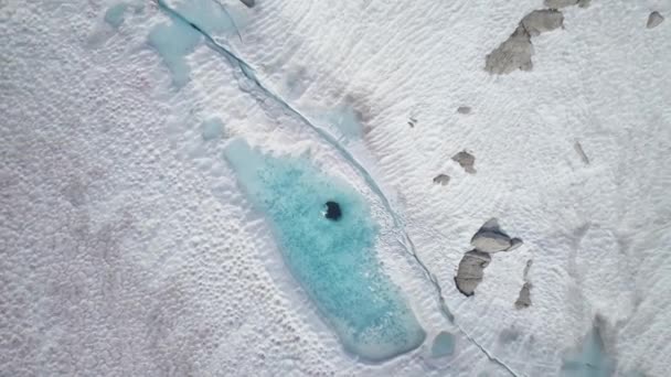 Vista Aérea Del Lago Glaciar Congelado Cima Las Montañas Con — Vídeo de stock