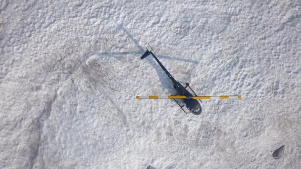 Vista Aérea Lago Geleira Congelada Topo Das Montanhas Com Helicóptero — Vídeo de Stock