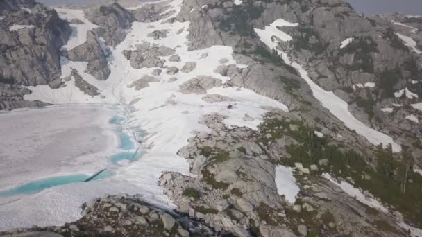 Lotu Ptaka Frozen Jezioro Polodowcowe Szczycie Góry Helikopter Wylądował Śniegu — Wideo stockowe