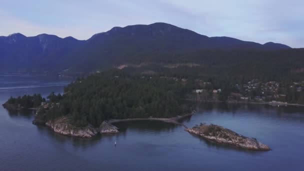 Luchtfoto Uitzicht Prachtige Rotsachtige Kust Tijdens Een Kleurrijke Zonsondergang Video — Stockvideo