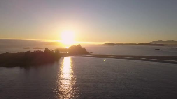 Vue aérienne de la belle côte sur l'océan Pacifique pendant un lever de soleil d'été. Vidéo prise près de Tofino et Ucluelet dans l'île de Vancouver, Colombie-Britannique, Canada .